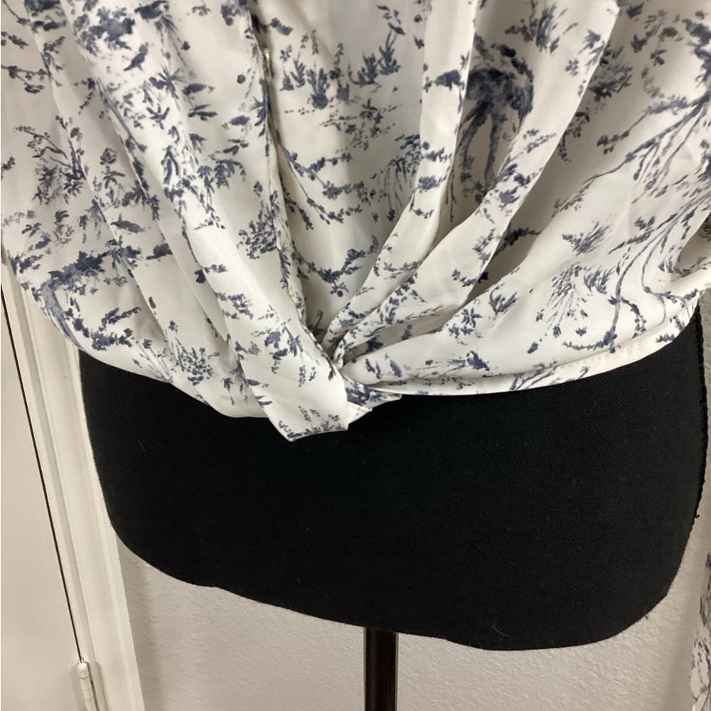 Lush sleeveless blouse with gathered waist. - Picture 2 of 4
